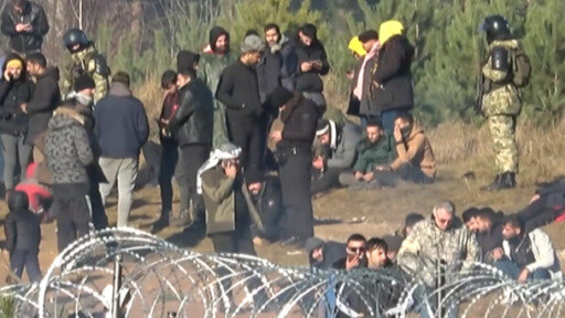 An einigen Stellen sollen Migranten den Grenzzaun durchbrochen haben, der politische Streit eskaliert weiter.