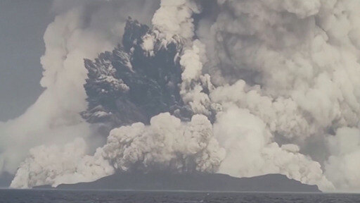 Drei Tage nach dem Vulkanausbruch im Südpazifik sendet die Regierung des Inselstaats ein Lebenszeichen.