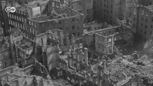 Un testigo de la época muestra el material visual de la destrucción, coleccionado durante décadas.