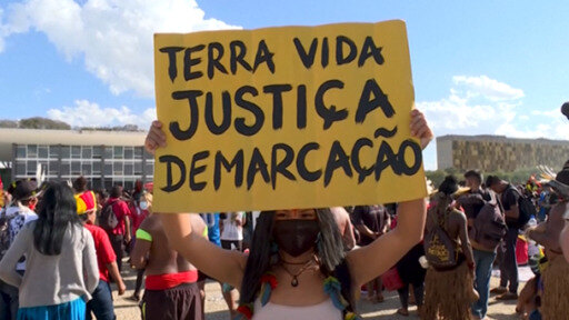 Miles de indígenas brasileños siguen frente a la Corte Suprema el juicio histórico sobre su derecho a las tierras. 