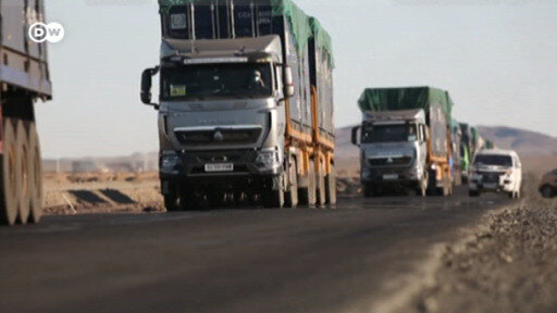 Una larga caravana de camiones cargados de carbón se encuentra atascada en la frontera chino-mongola.
