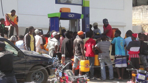 Haití vive una grave crisis de escasez de combustible que paraliza escuelas, hospitales, comercio y transporte. 