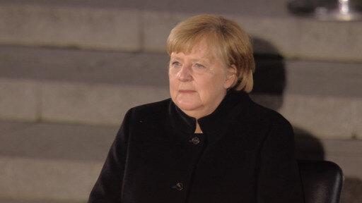El ejército alemán se despide de Angela Merkel con el toque de retreta y al ritmo de Nina Hagen.