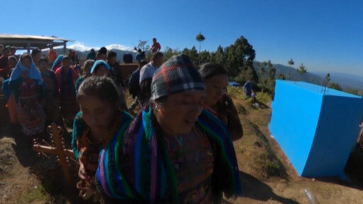 Guatemala entierra a migrantes que murieron en un accidente de carretera en Chiapas, Mexico, a primeros de diciembre. 
