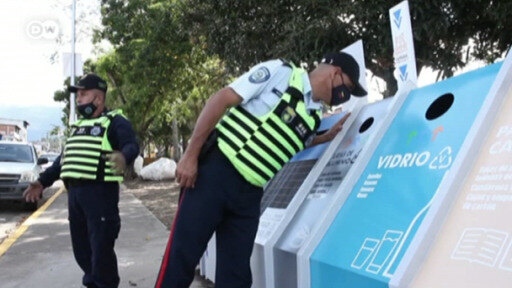 Policía ambiental en Venezuela busca concientizar a los ciudadanos sobre el reciclaje.