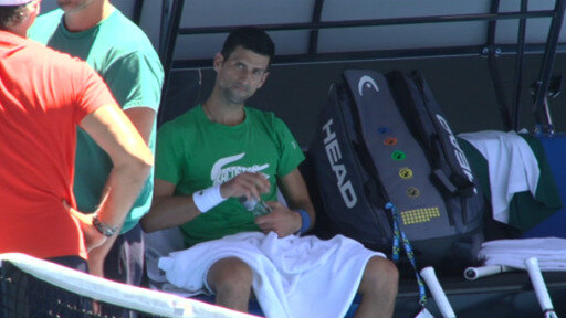 La estrella del tenis Novak Djokovic todavía está esperando saber si puede quedarse y jugar el Abierto de Australia. 