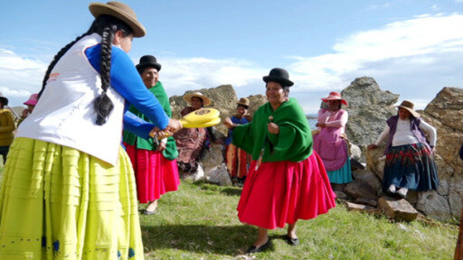 Mujeres del Altiplano boliviano aprenden defensa personal y técnicas de takwondo para enfrentar la violencia machista.