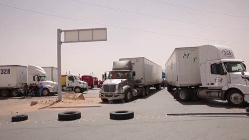 Camioneros bloquean paso fronterizo a raíz de inspecciones severas decretadas por gobernador de Texas.