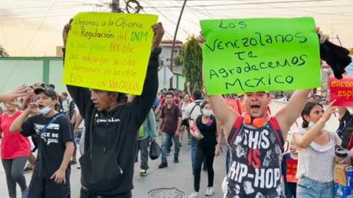 Unas 800 personas salieron desde Tapachula con rumbo a Ciudad de México en el Viacrucis migrante.