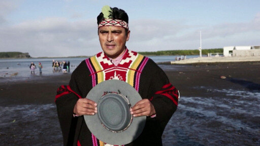 500 mujeres mapuche se reunieron el sábado en Puerto Saavedra y realizaron un tejido de un kilómetro de largo.