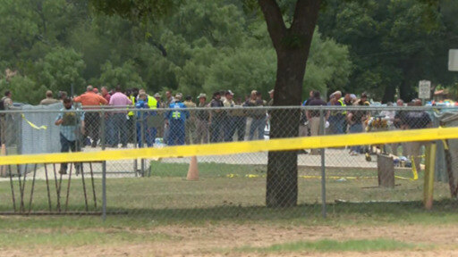 Un joven de 18 años irrumpe a tiros en una escuela primaria de Uvalde, Texas, y mata a 19 niños y dos maestros.