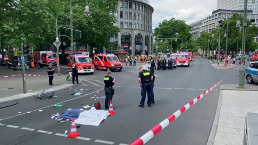 Un hombre arrolló con su arrolló acontra un grupo de eetudiantes en el centro de Berlín.