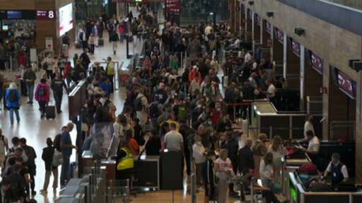 La escasez de personal está llevando al caos en los aeropuertos europeos. Alemania planea contratar personal extranjero.