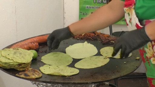 50 expositores originarios participan en la feria de alimentos prehispánicos en Iztapalapa, Ciudad de México.