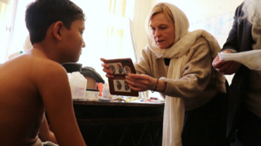 أطفال في أفغانستان يتلقى بعضهم المساعدة الطبية من منظمة إنسانية تنقلهم من أفغانستان إلى ألمانيا.