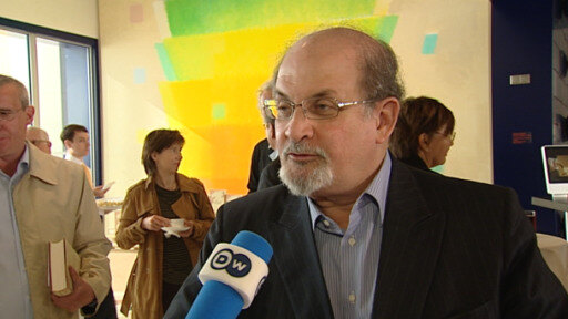 El presunto agresor del escritor Salman Rushdie se declaró no culpable. La policía investiga la causa del ataque.