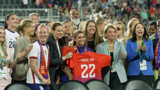 Los equipos de fútbol masculino y femenino de EE.UU. firmaron un acuerdo histórico de igualdad salarial.