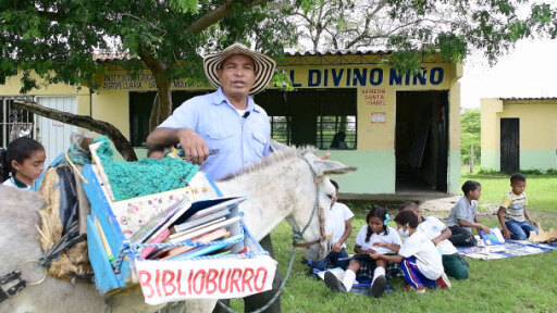 En su burro, el profesor Luis Soriano reparte libros en las escuelas de zonas remotas de Magdalena, Colombia.