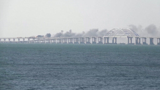 Una enorme explosión se produjo en la madrugada del sábado en el puente de Crimea. 