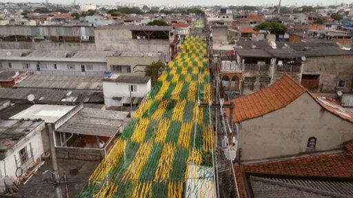 Un grupo de amigos en un barrio de Sao Paulo, decoró las calles en honor de la selección brasileña, de cara a Qatar 2022