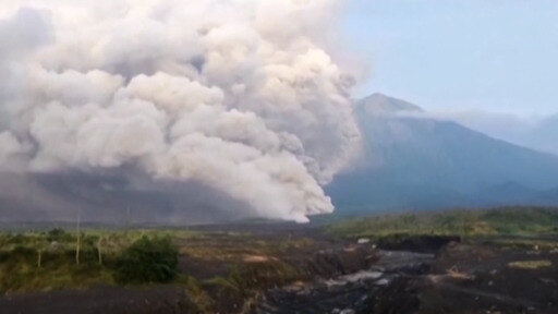 La erupción del volcán más alto de la isla indonesia de Java obligó a huir a unos 2000 residentes.