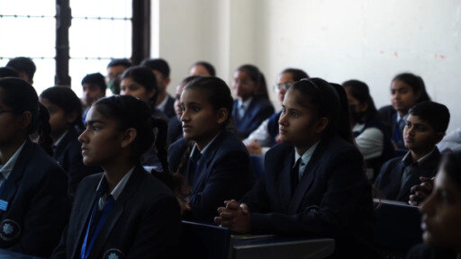 En India, miles de escuelas están instalando cámaras de vigilancia para monitorear a sus alumnos. 