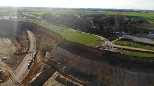 Miles de activistas medioambientales intentan impedir que un pueblo alemán sea demolido para ampliar una mina de carbón.