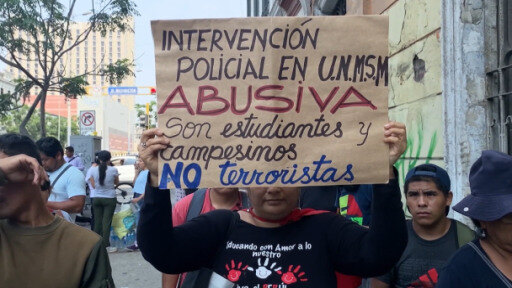 Familiares de los manifestantes desalojados de un campus en Lima intentan averiguar el paradero de los detetenidos. 