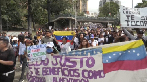 Cientos de manifestantes marcharon en Caracas y reclamaron mejoras salariales.