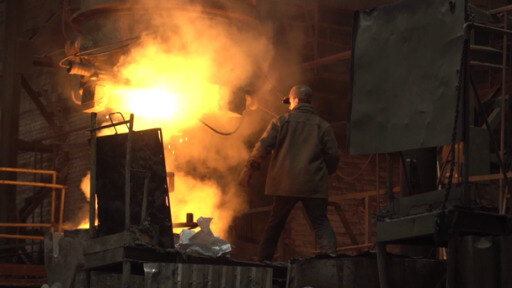 El reportero de DW Nick Connolly visitó plantas metalúrgicas de la ciudad de Dnipró y alrededores.