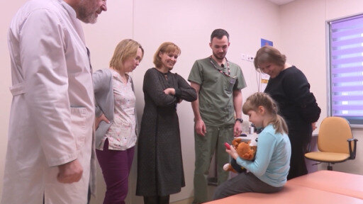 DW visitó un hospital infantil de Kiev, donde un equipo de médicos trabaja para ayudar a una niña a recuperarse.