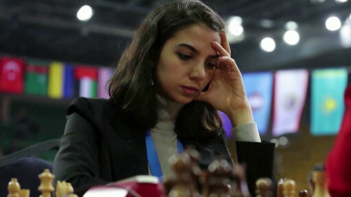 La ajedrecista Sara Khadem desafió a los mandatarios de su país al jugar el Mundial de Ajedrez Blitz sin velo.