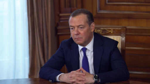 El expresidente ruso, Dimitri Medvedev, amenaza con desatar un conflicto nuclear si detienen a Putin.