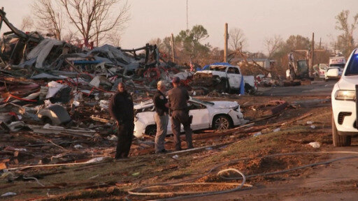 Al menos 25 personas murieron y decenas más resultaron heridas después de que un tornado arrasara el oeste de Misisipi.