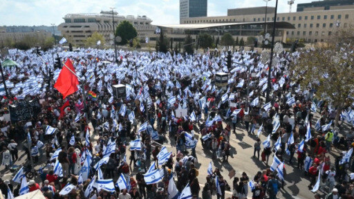 Las protestas continúan en Israel pese a que Netanyahu aplaza la tramitación de su reforma judicial en el parlamento.