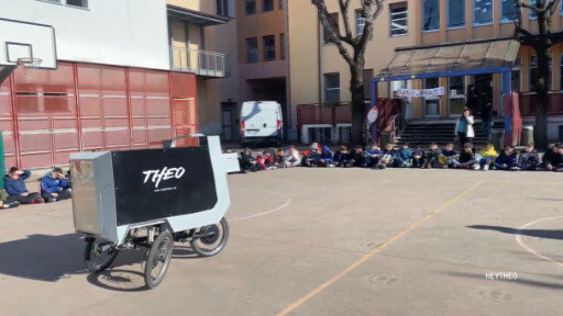 En Italia, un robot entrega paquetes, para alegría de los niños. 