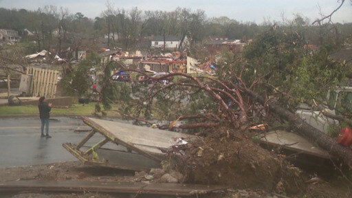 Poderosos tornados dejan muertos y heridos en sur de EEUU. Autoridades advierten que el peligro continúa.