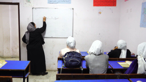 En India, las escolares afganas refugidas lo que las niñas y las mujeres echan de menos en su país: ¡educación! 