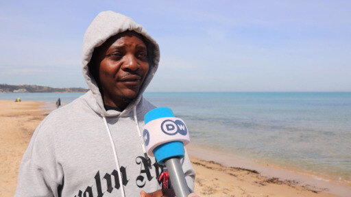 El periodista de DW Jan-Philipp Scholz informa sobre el clima de acoso que viven inmigrantes subsaharianos en Túnez.