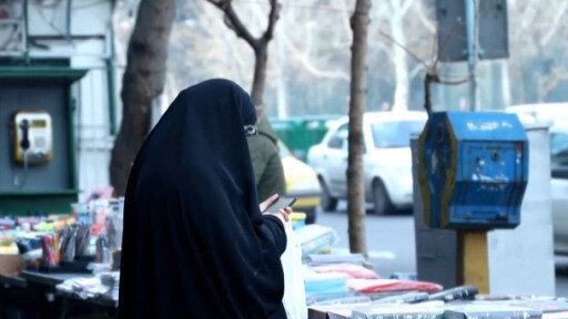 Pese a que es ilegal no usar el yihab en lugares públicos en Irán, muchas mujeres se arriesgan.