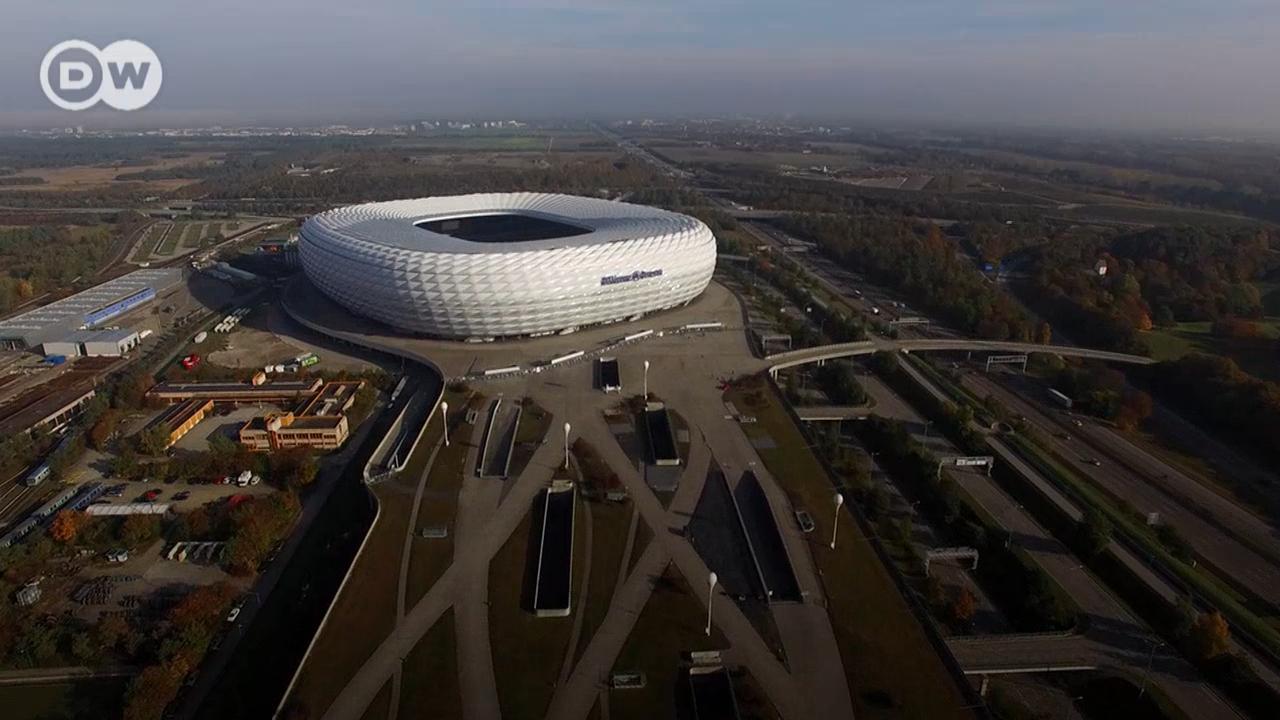 آلیانتس آرنا یکی از زیباترین ورزشگاه‌های فوتبال آلمان است. رنگ این ورزشگاه را می‌توان با تغییر رنگ چراغ‌ها عوض کرد.
