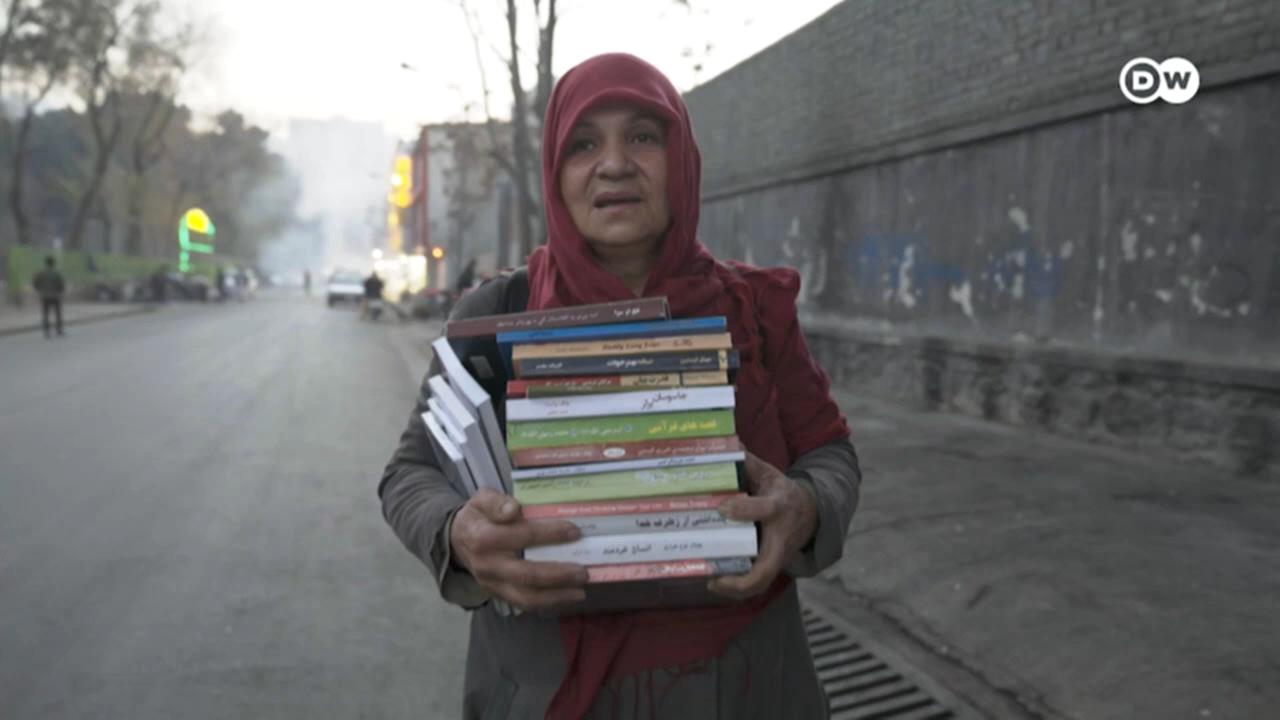 گلجان هر روز عصر کتاب زیر بغل می‌زند و به راه می‌افتد. طالبان بارها تهدیدش کرده‌اند، اما او هدفی روشن در سر دارد.