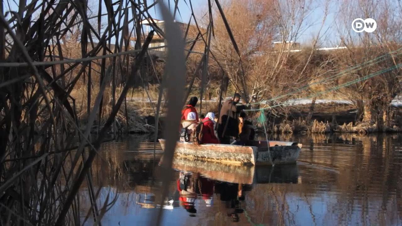 دانش‌آموزان روستای حاجی‌آباد برای رفتن به مدرسه هر روز با قایق از عرض رودخانه عبور می‌کنند؛ علیرغم خطرها و خاطرات تلخ.