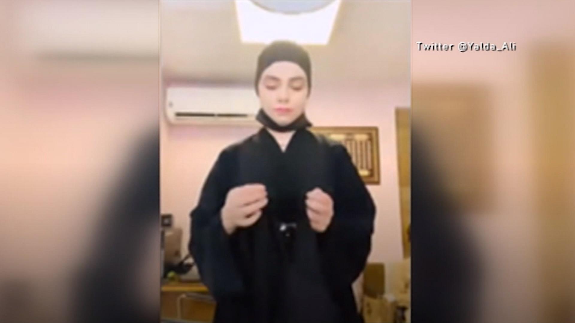 چند هفته قبل وزارت امر به معروف طالبان به مجریان زن در تلویزیون افغانستان دستور داد، صورت خود را با برقع بپوشانند.