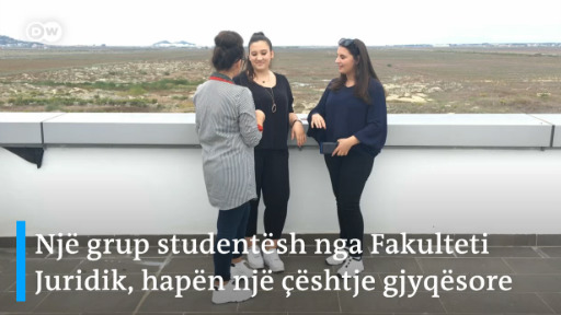 Fjori dhe Angjela takuan disa studente që kanë protestuar kundër vendgrumbullimit të mbetjeve pranë Universitetit në Durrës