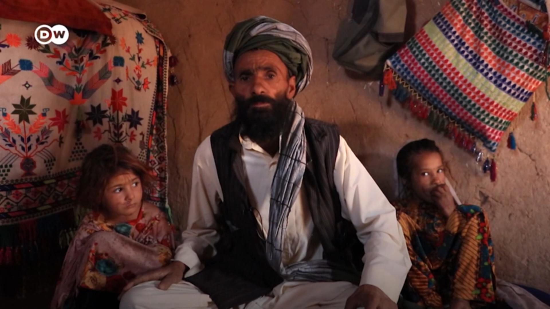 Толкова много мъка в Афганистан отчаяни родители продават децата си