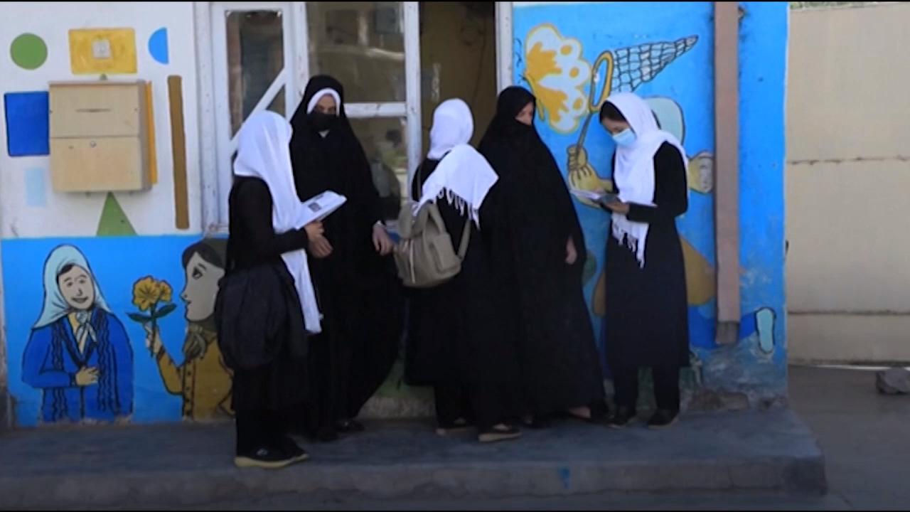 তালেবান কাবুল দখল করার পর আফগানিস্তানের হেরাতে মেয়েদের একটি স্কুল খুলেছে৷ শিক্ষার্থীরা হিজাব পরে স্কুলে গিয়েছে৷
