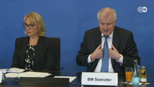 سخنان وزیر داخله آلمان در مورد همزمان شدن اخراج ۶۹ مهاجر رد شده افغان با ۶۹ امین سالروز تولدش، با انتقاد روبرو شده است. 