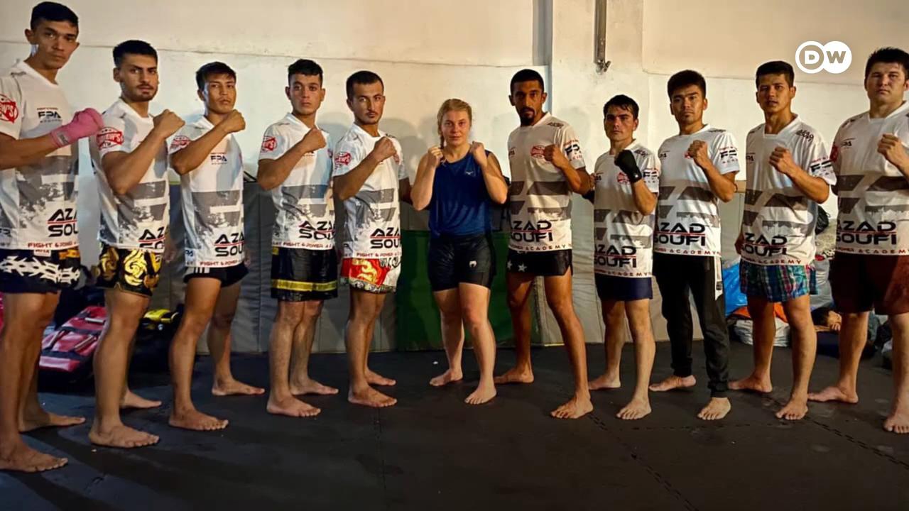 تیمی ورزشی که به پناهجویان خسته در یونان انرژی می‌دهد