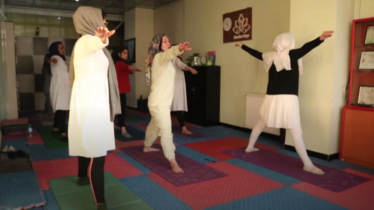زنان أفغان تلاش دارند تا یوگا را به عنوان ورزشی رسمی در این کشور ثبت کنند.